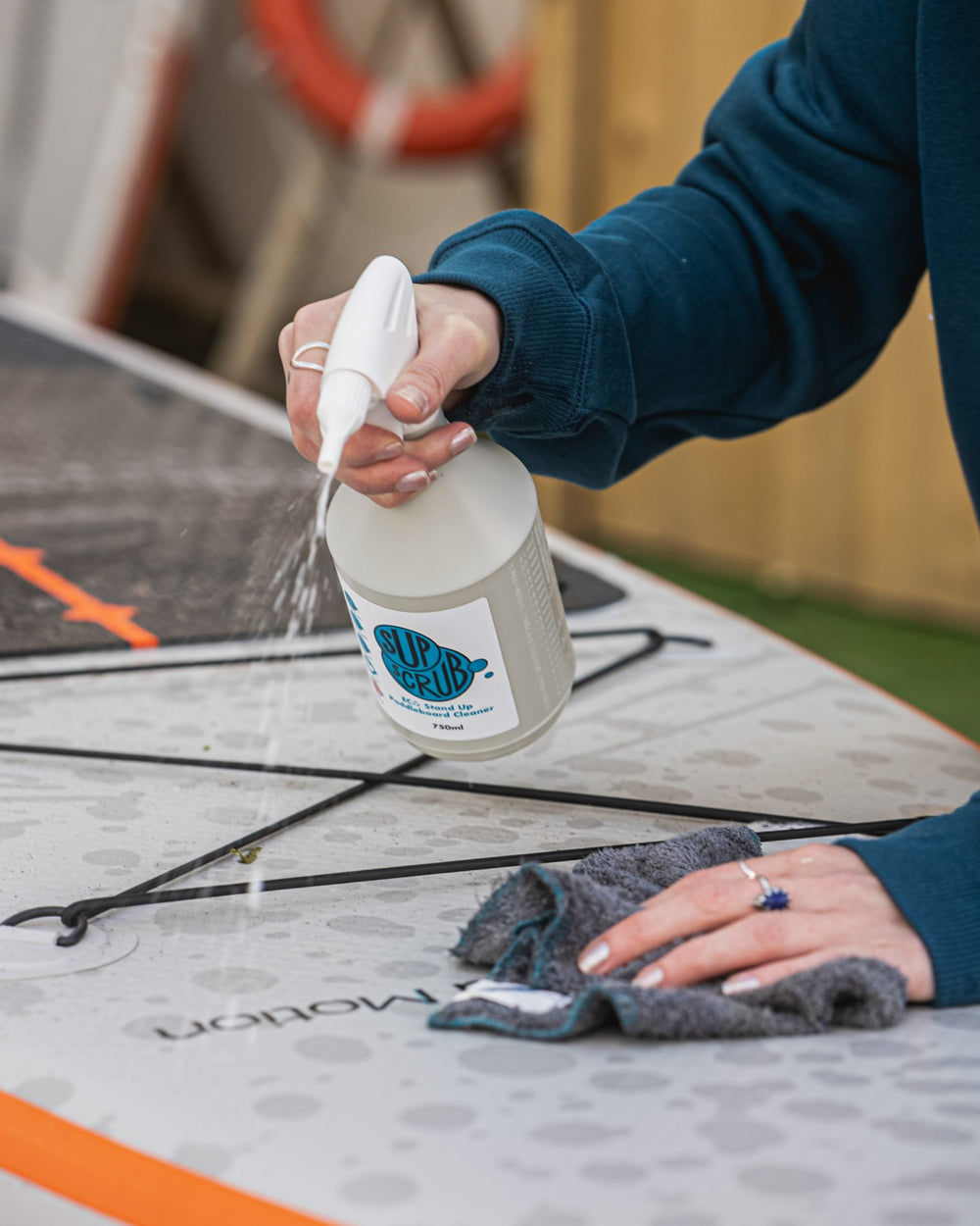 Using the SUPscrub bamboo fibre cloth to clean a Shark SUP